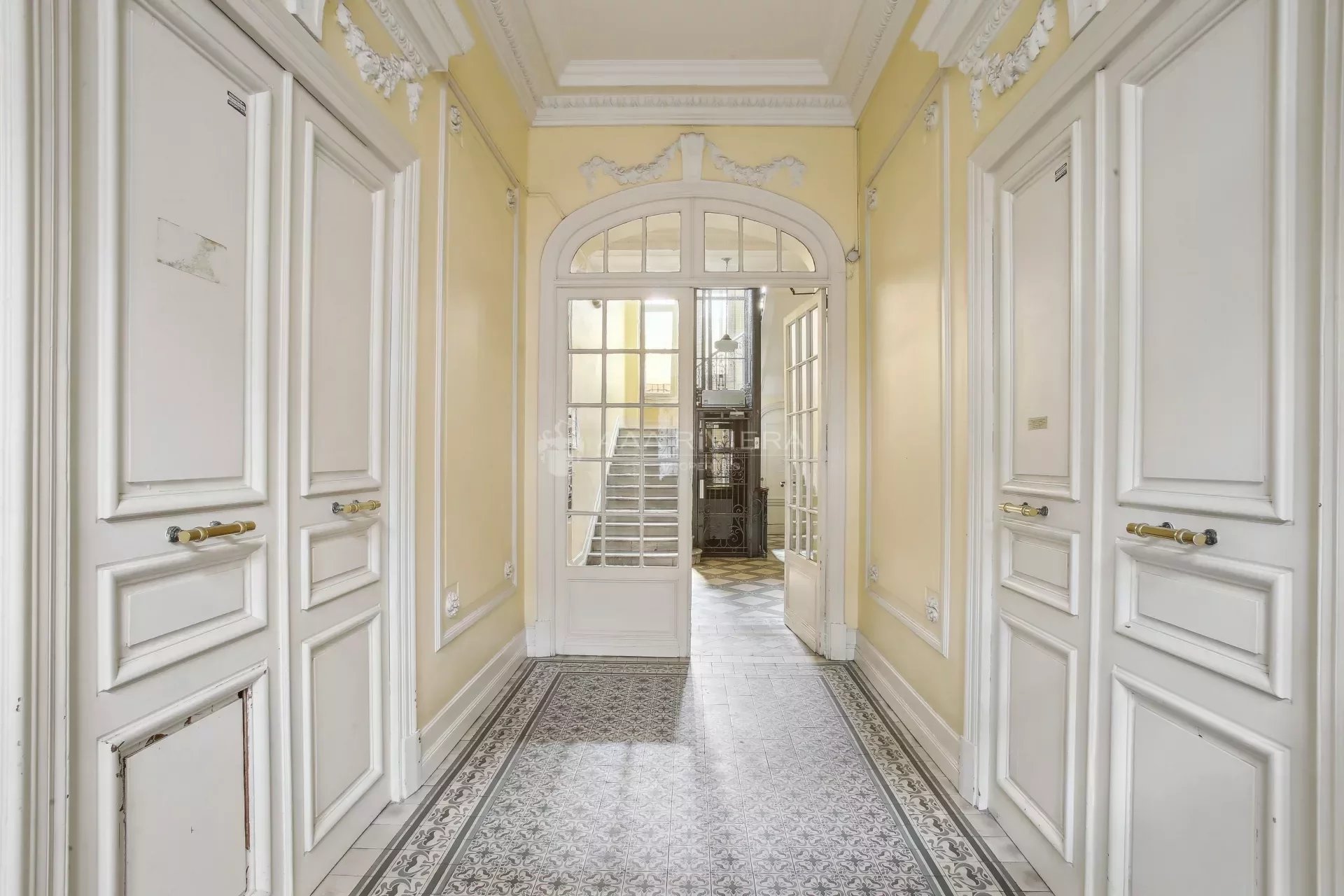 SOLE AGENT - NICE CENTRE - CLASSIC 4 ROOM APARTMENT WITH TERRACE