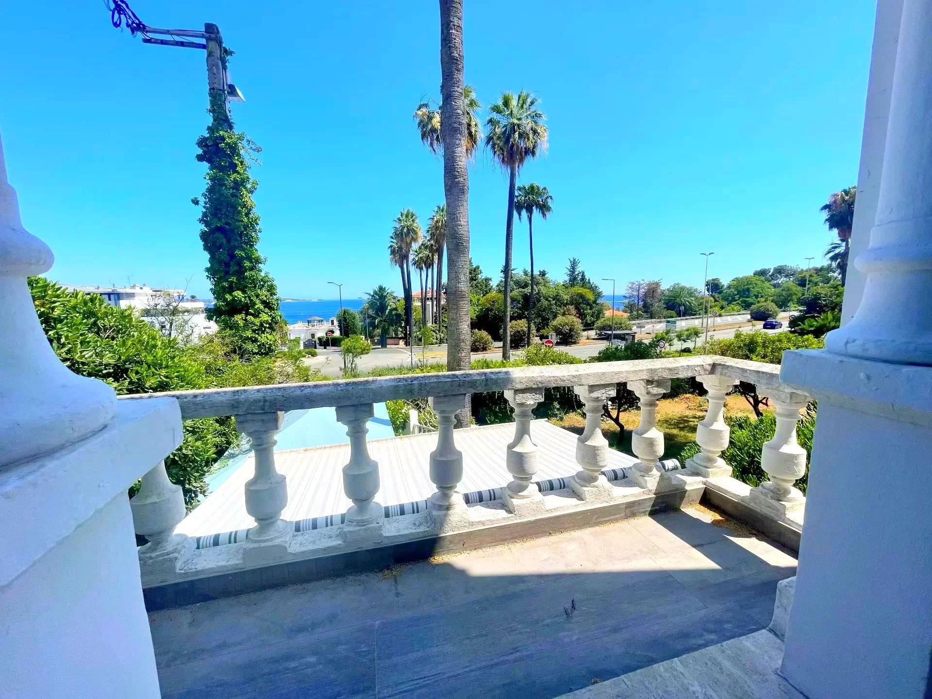 GOLFE JUAN CLOSE TO CANNES 4 rooms flat for sale near the beaches