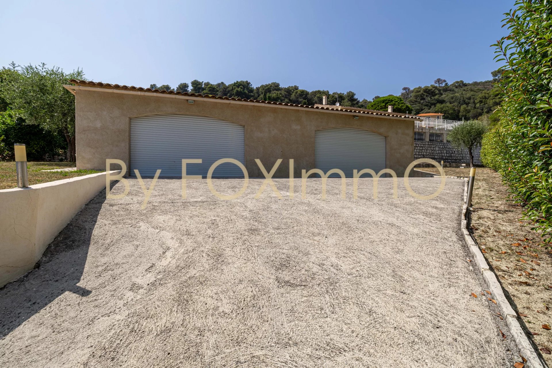 Panoramic Views of Saint-Paul-de-Vence and the Sea: Renovated Single-Story House with Large Plot and Double Garage