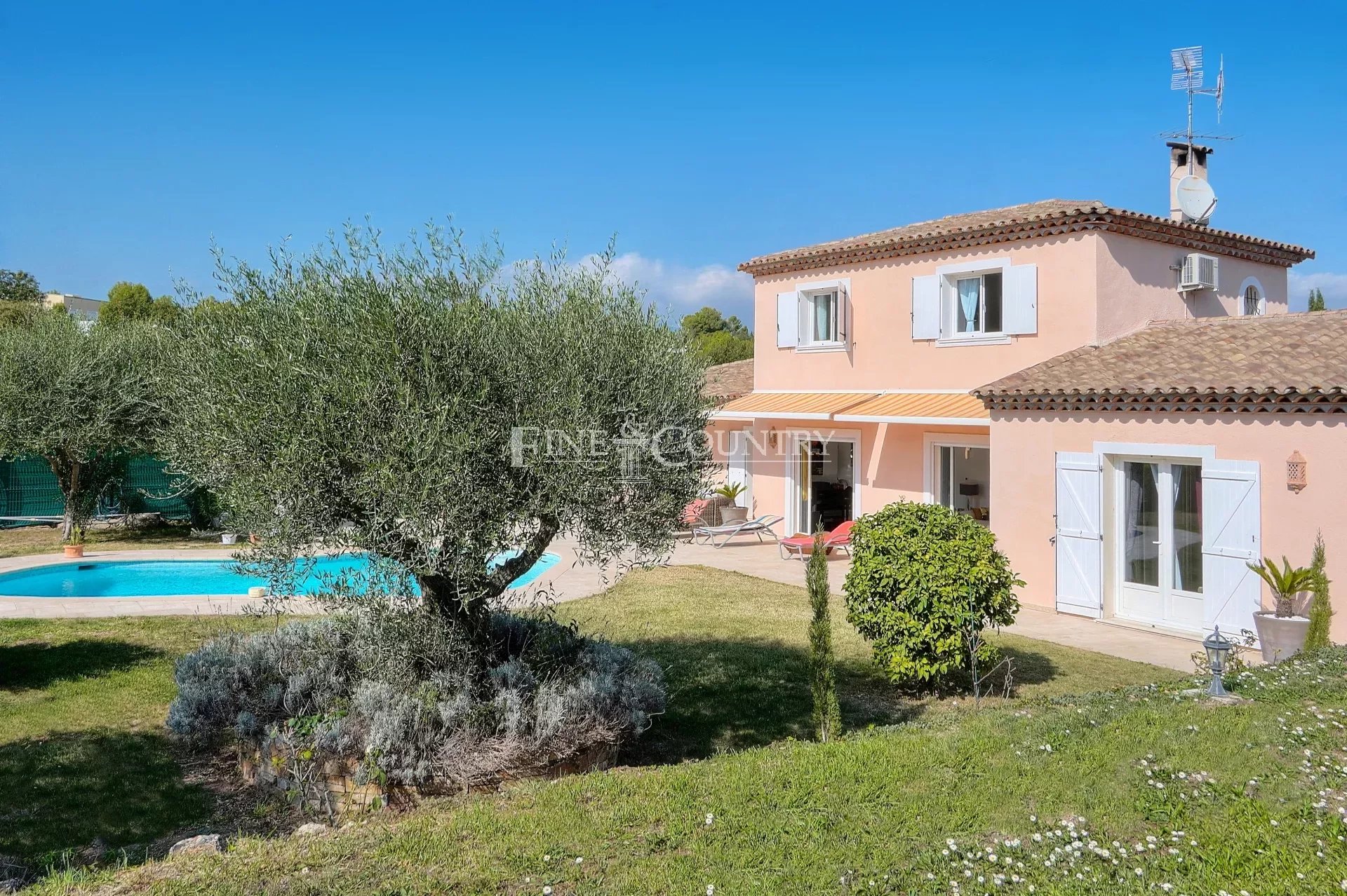 Villa for sale in Mouans-Sartoux Accommodation in Cannes