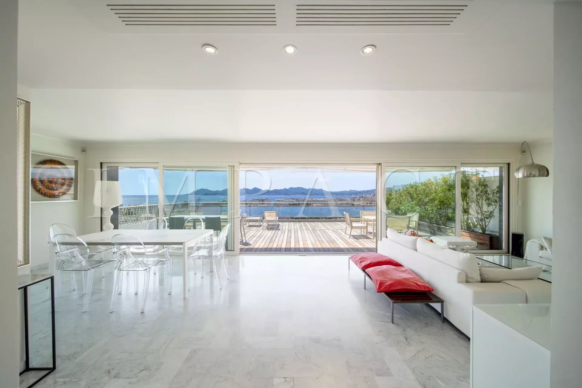 Cannes near Croisette - Modern penthouse with sea view for rent