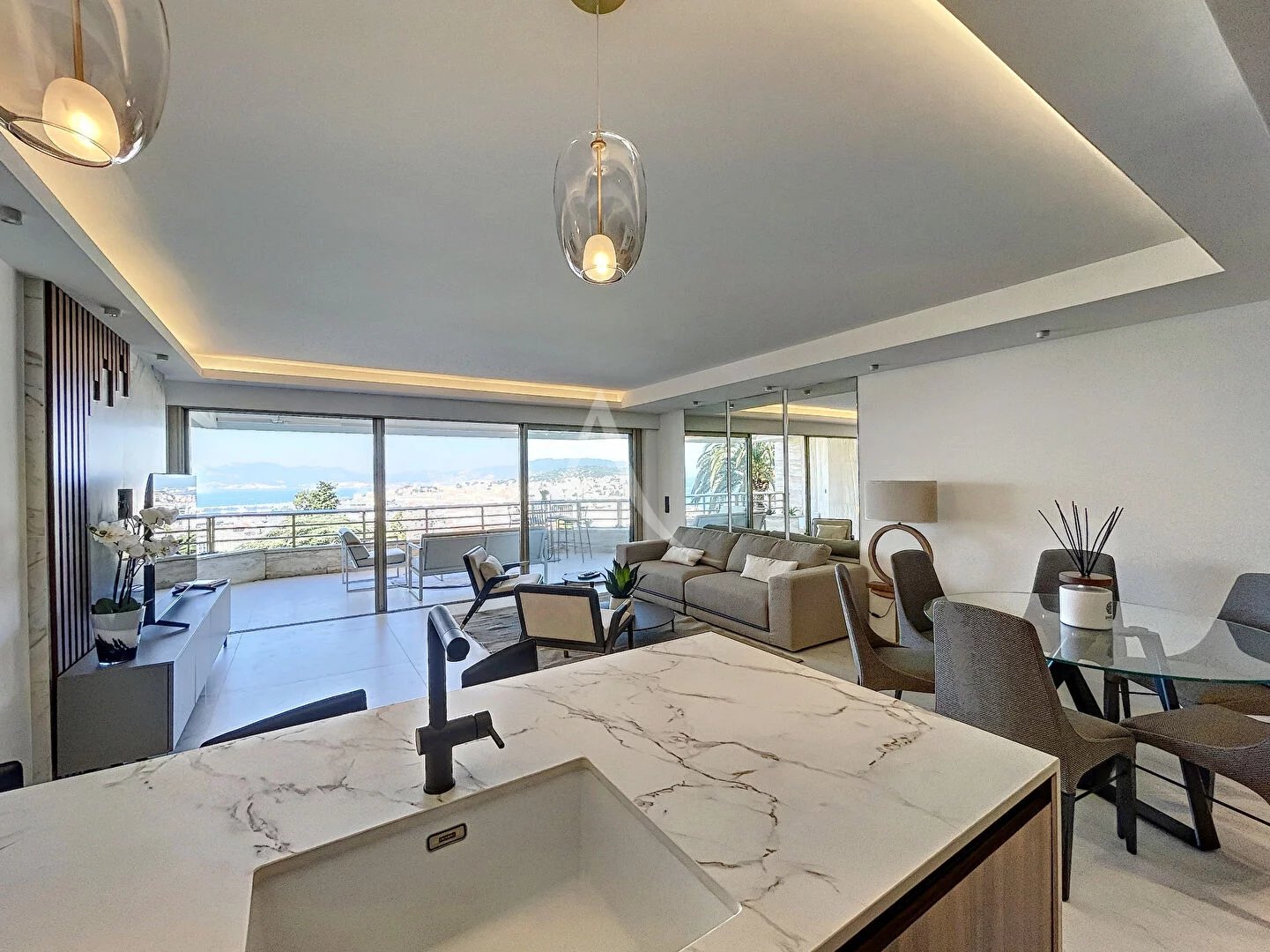 83042726-Cannes Californie - Appartement 4 pièces 92.20 m² d'exception - Vue mer - Gardien et piscine