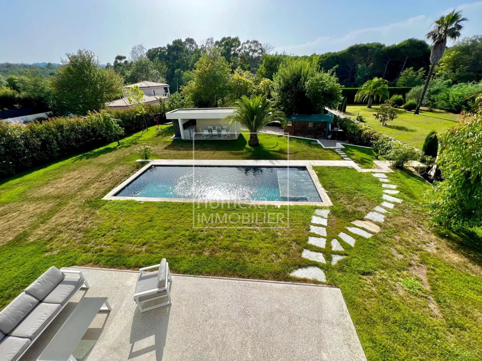 Luxury contemporary villa with pool near Mougins