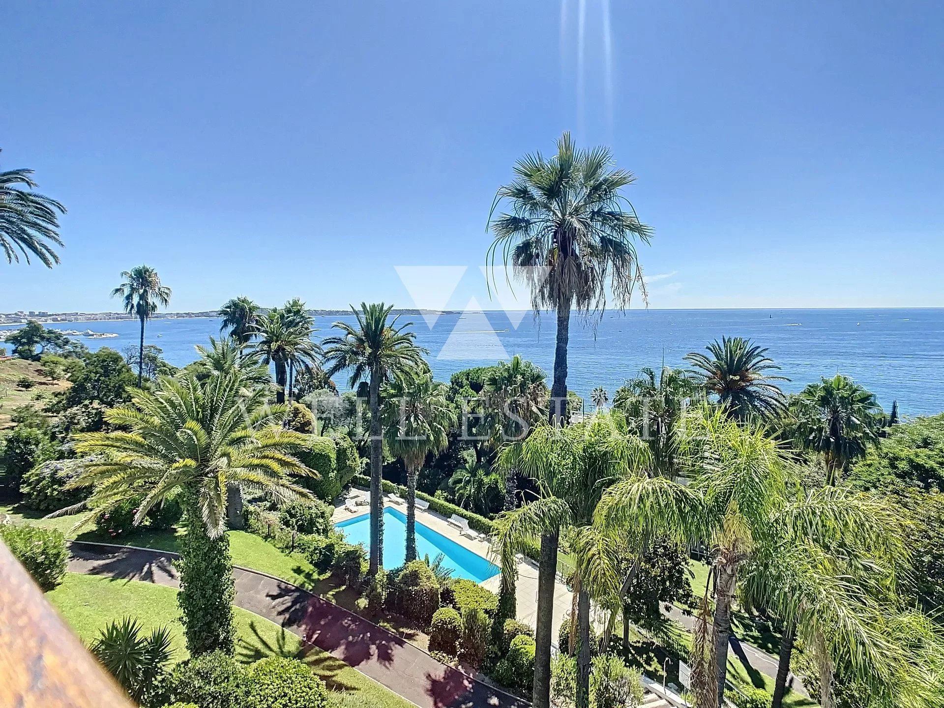 CANNES ROOF TERRACE 2 BEDROOM SEA VIEW APARTMENT RESIDENCE WITH SWIMMING POOL AND TENNIS COURT