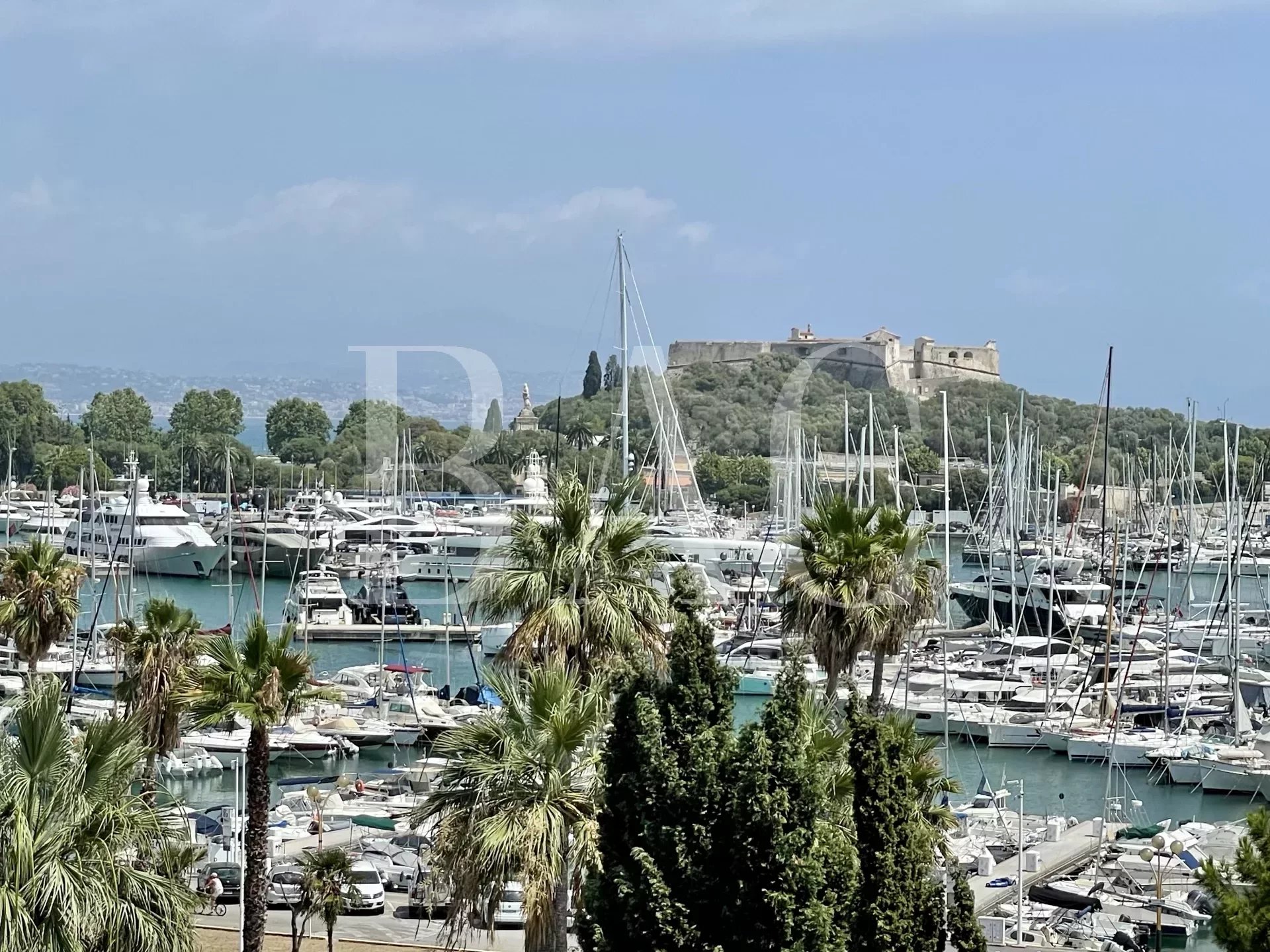 Antibes, apartment in perfect condition and with a nice view