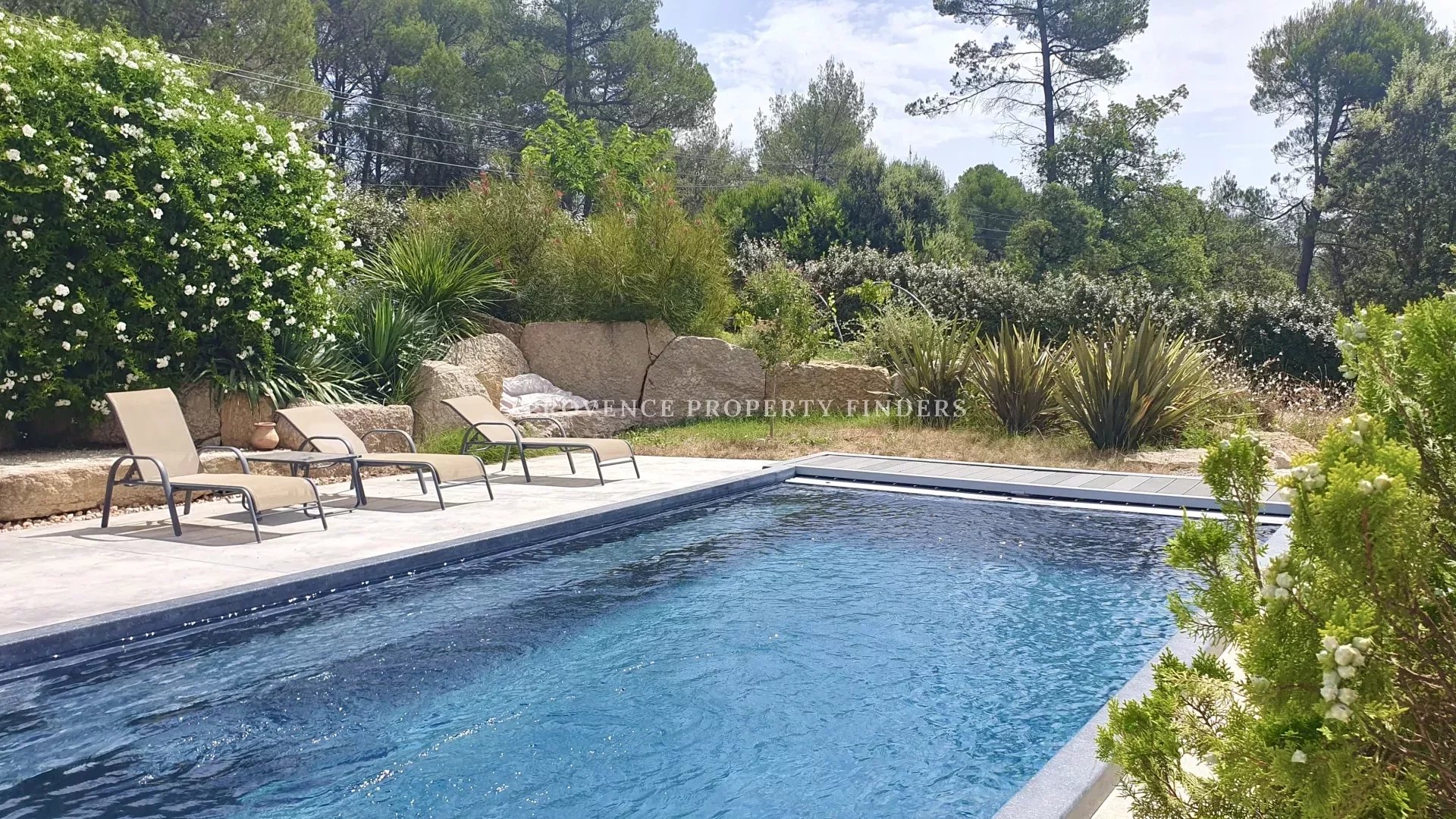 Fox Amphoux mooi modern huis met zwembad.