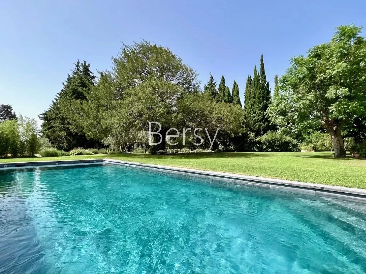 OPPORTUNITY - FULLY RENOVATED MAS - approximately 280m2 - 5 bedrooms - 9700m2 of land - Heated swimming pool of 5x10m