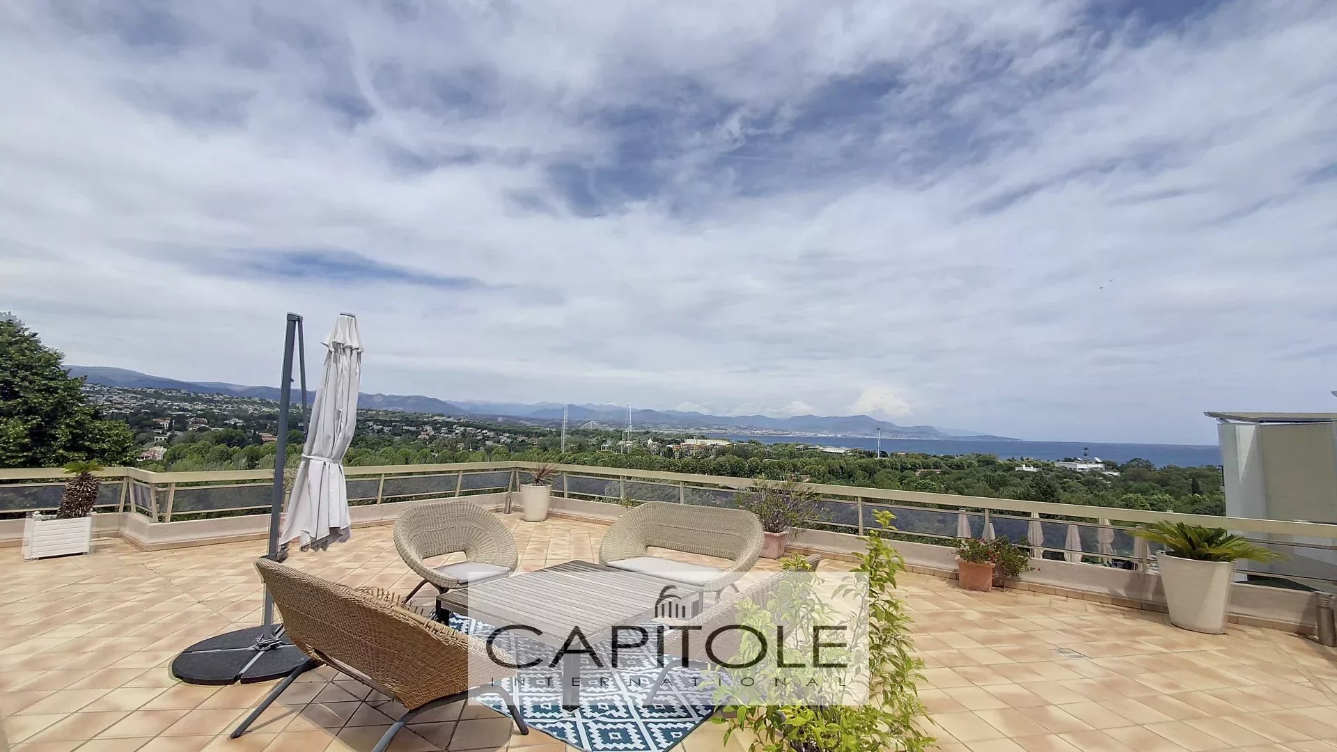 Antibes: Rooftop Villa with terrace offering panoramic sea view