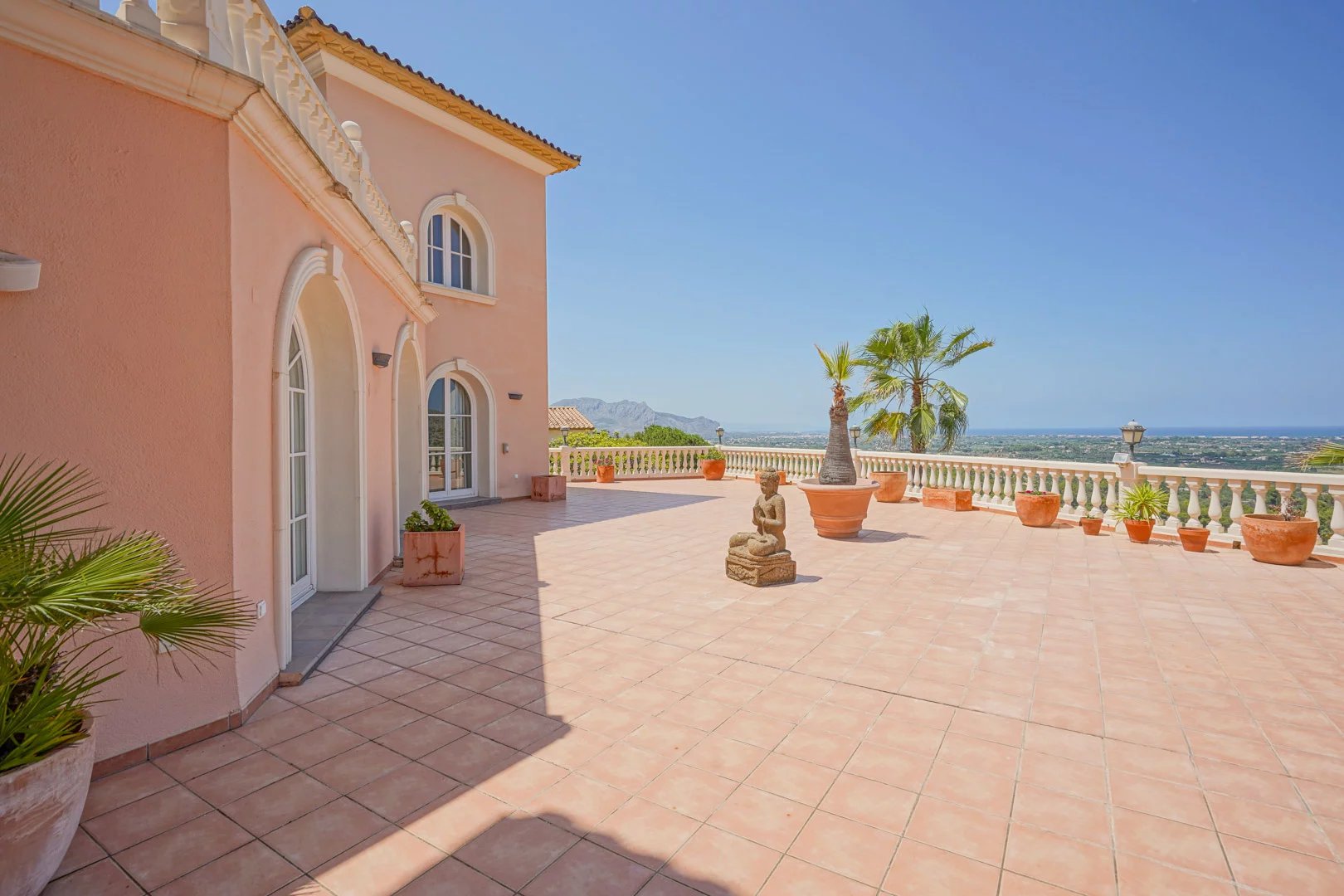 Grande villa de luxe située au sommet de la prestigieuse urbanisation La Sella