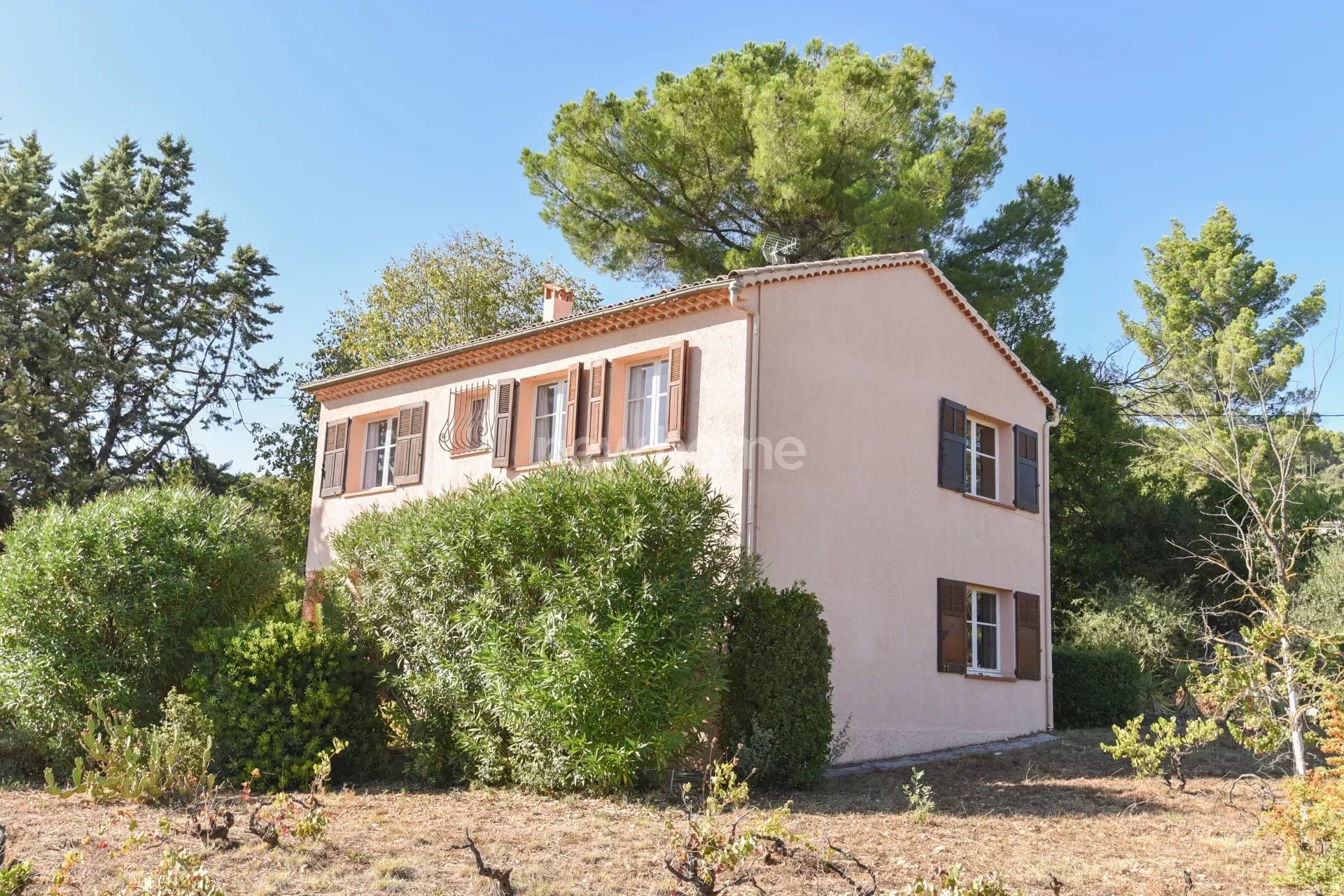 Pretty house with garage on a plot of 2439 m2