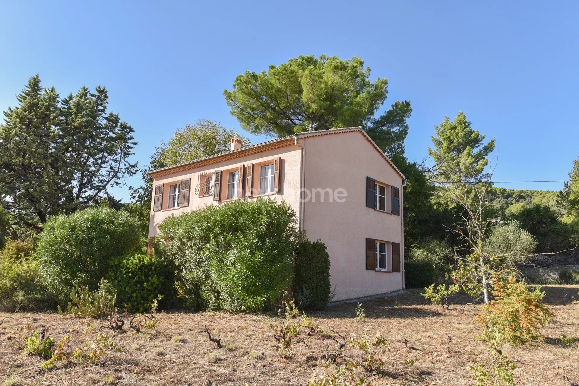 Pretty house with garage on a plot of 2439 m2