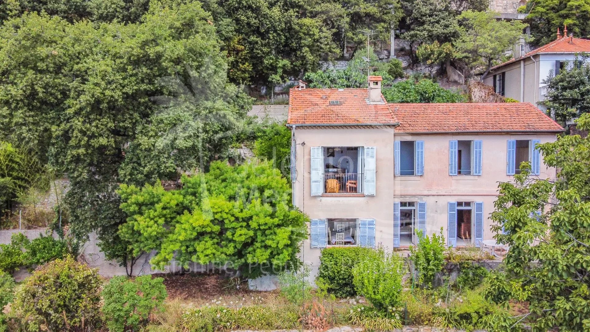 SOLE AGENT: Charming 150 m2 house to be renovated with panoramic views