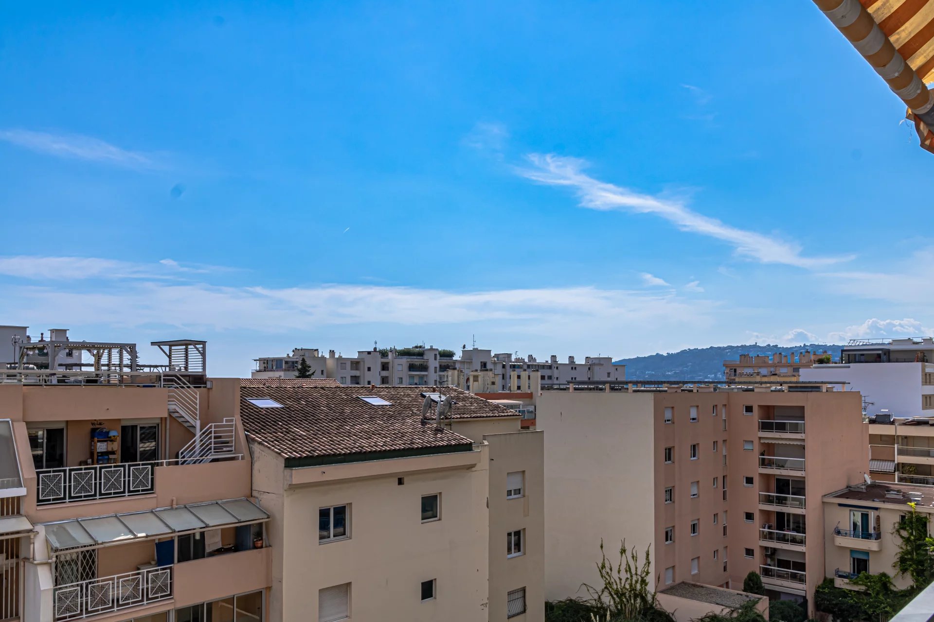 JUAN LES PINS, 1 bedroom flat for rent with terrace and parking