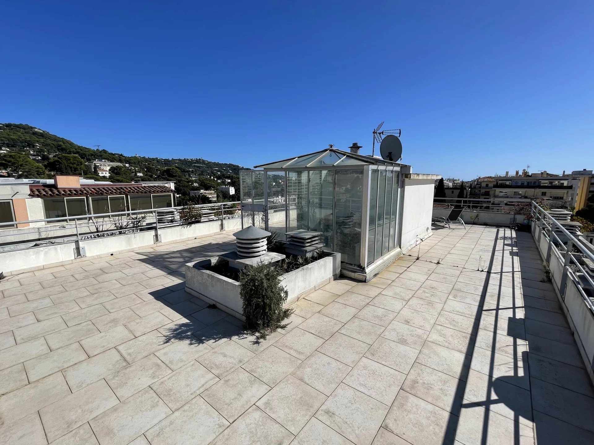 LE CANNET FOR SALE 4 ROOMS ON THE TOP FLOOR ROOF TERRACE 100M²