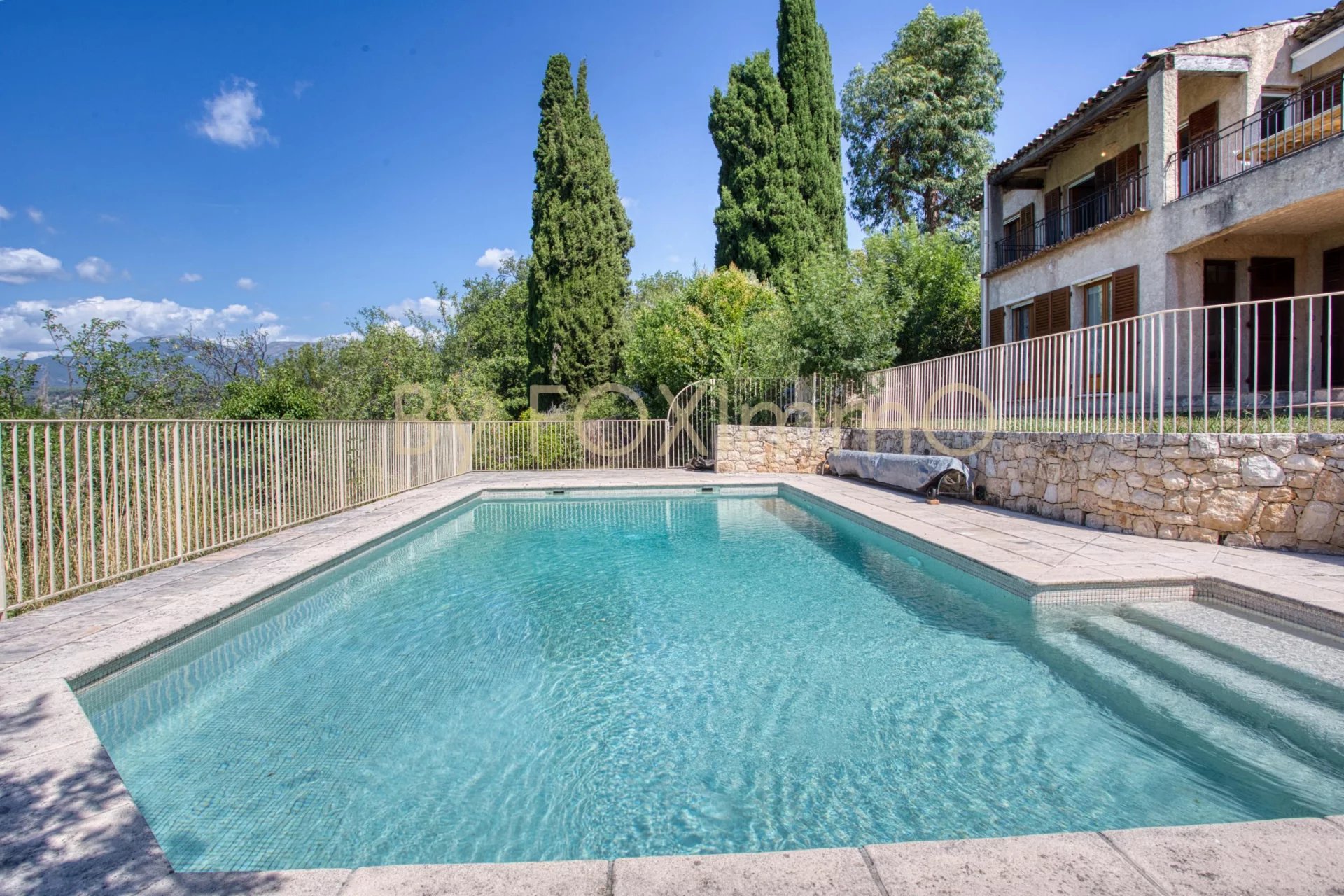 A VENDRE Sur la Côte d'Azur,  Saint Paul de Vence, Villa dominante, vue dégagée, position dominante, terrain plat, piscine