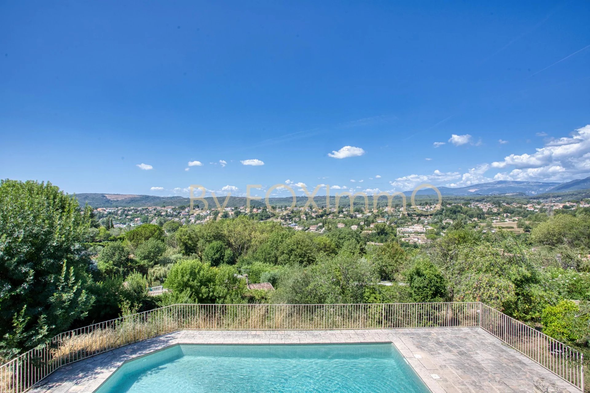 FOR SALE On the Côte d'Azur, Saint Paul de Vence, dominant villa, unobstructed view of the sea and mountains, flat garden, swimming pool