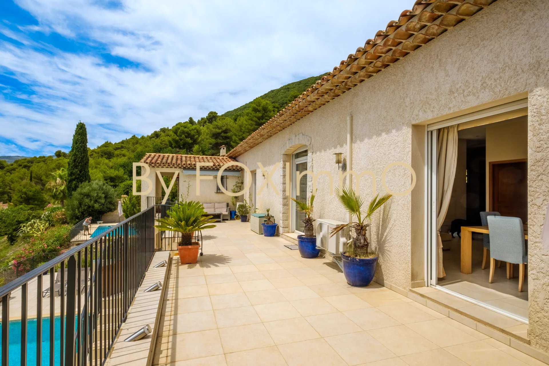 A vendre sur la côte d'Azur, Tourrettes, récente villa, Vue panoramique mer et montagne, calme, dominante,  piscine garage, grand terrain