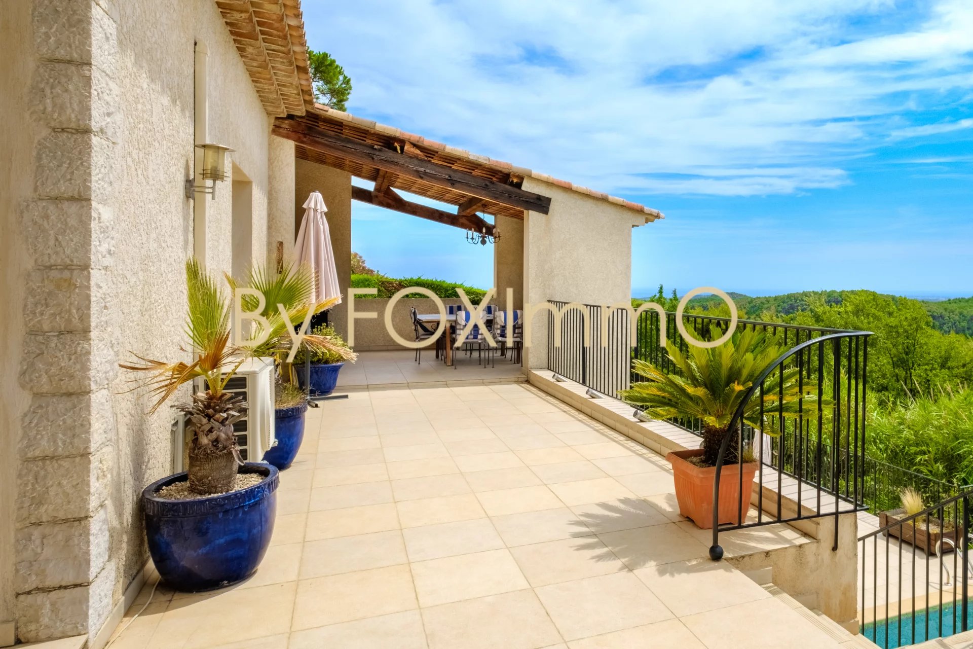 In vendita in Costa Azzurra, Tourrettes, villa recente, vista panoramica sul mare e sulle montagne, tranquilla, dominante, piscina, garage, ampio giardino