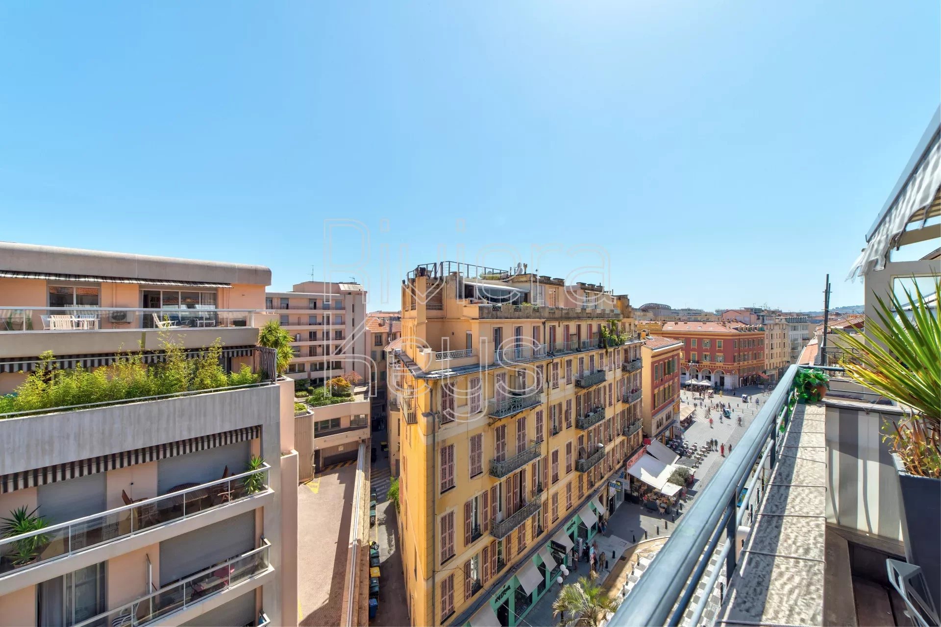 Top floor with large terrace, dream location, near Place Masséna in Nice