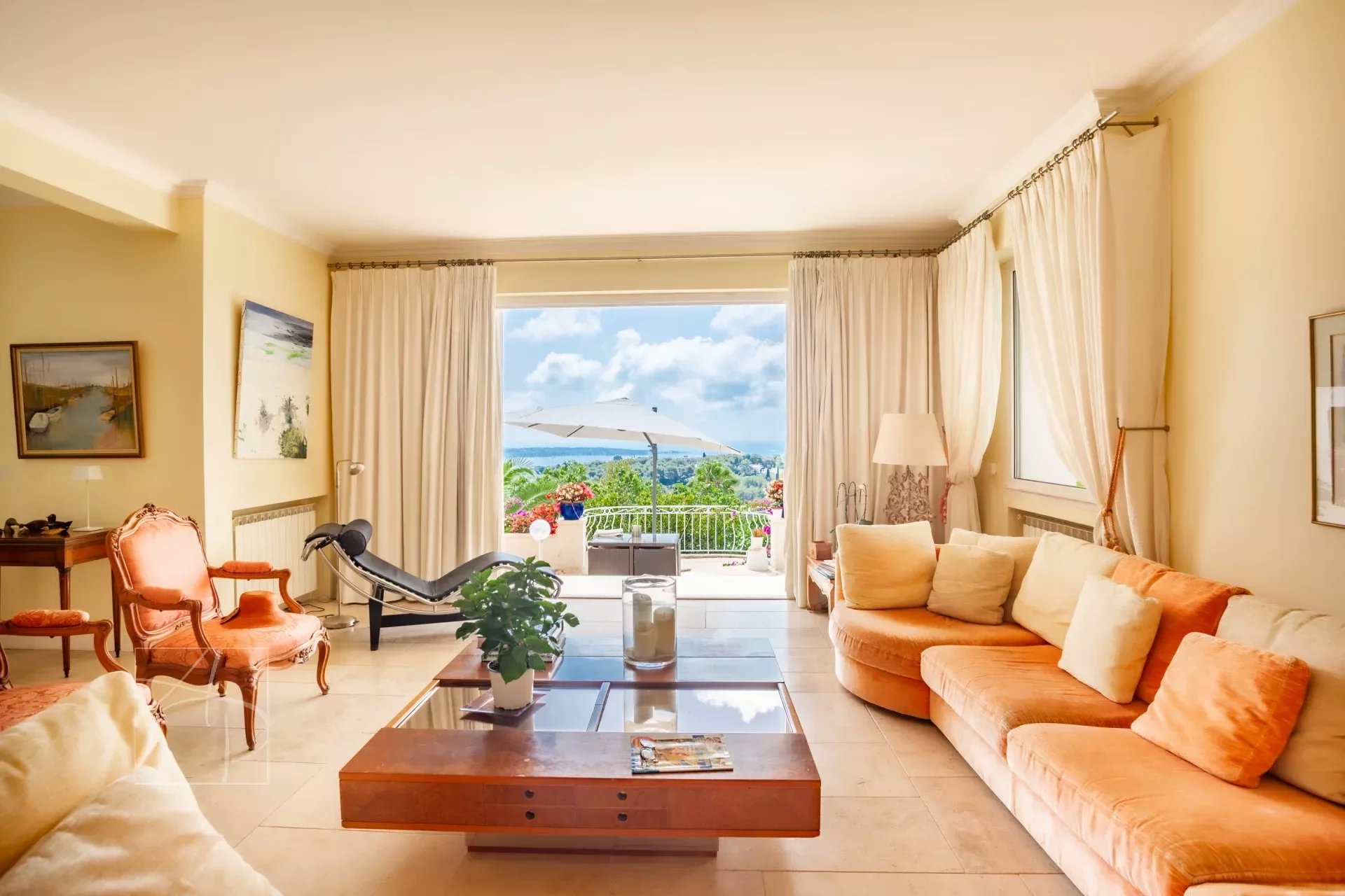 Vue mer panoramique pour cette belle villa située proche des commodités