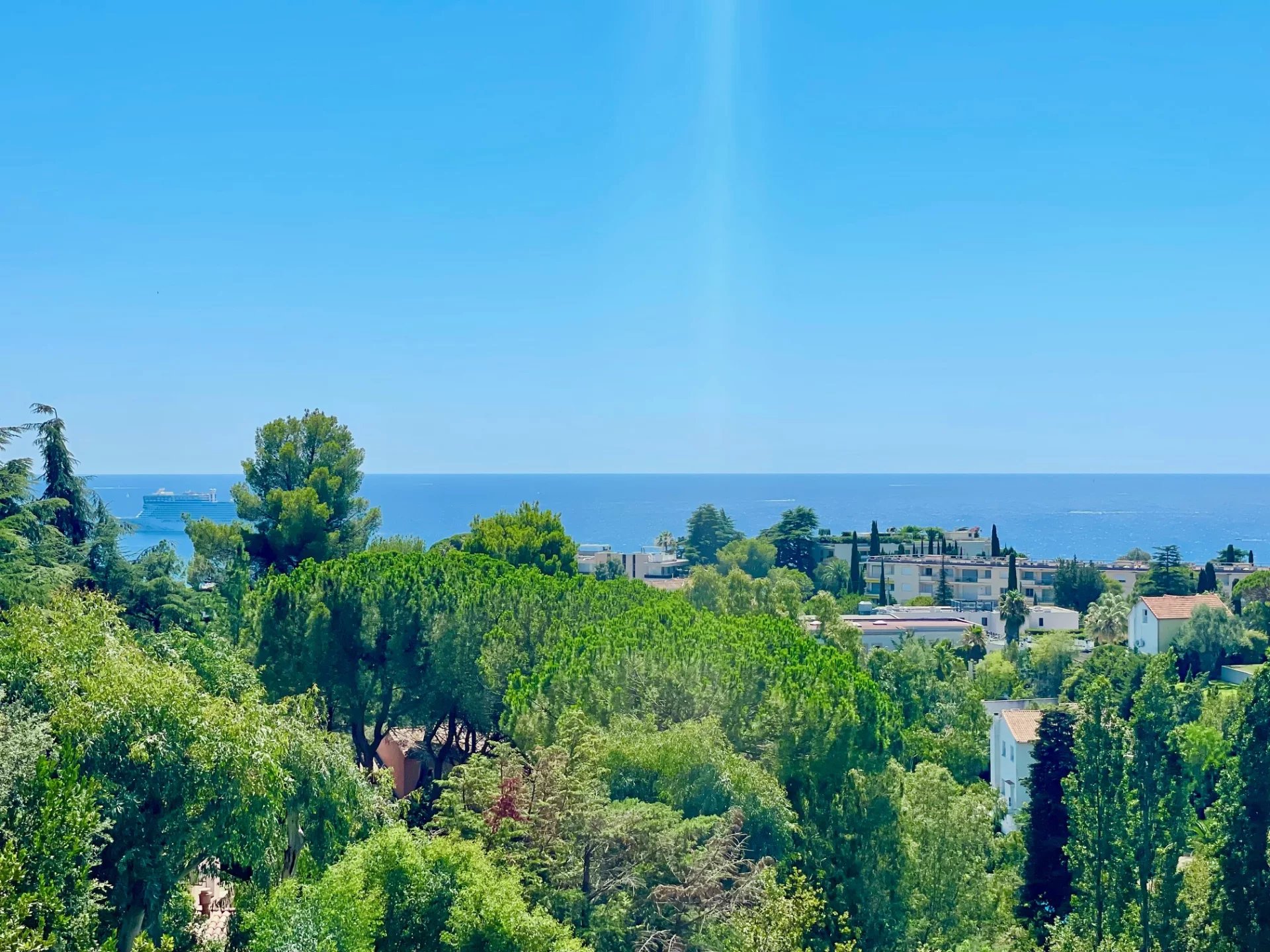 EXCLUSIVITE  Cannes résidentiel beau 2 pièces vue mer panoramique