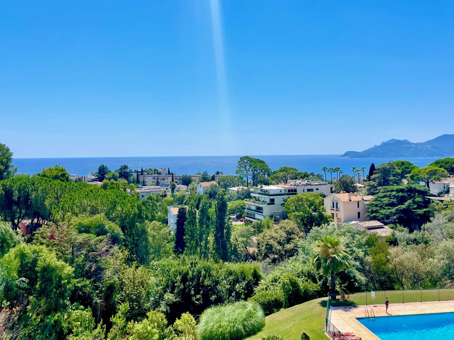 EXCLUSIVITE  Cannes résidentiel beau 2 pièces vue mer panoramique