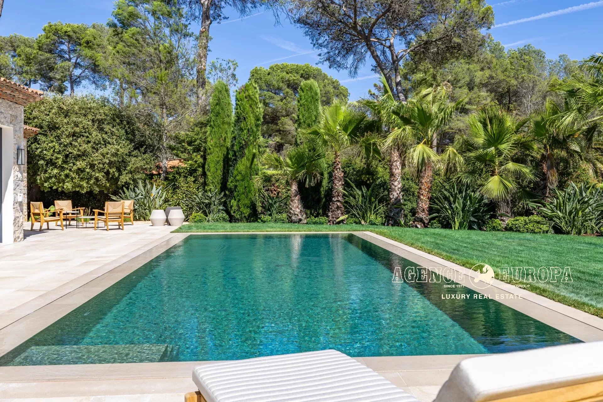 MOUGINS - PRIVATE GUARDED DOMAIN - OUTSTANDING PROPERTY