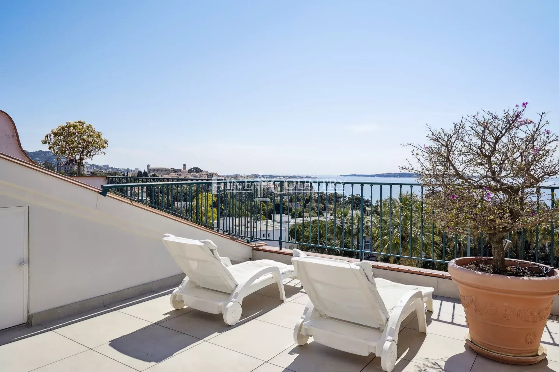 Bourgeois Apartment for sale in Cannes, with sea views