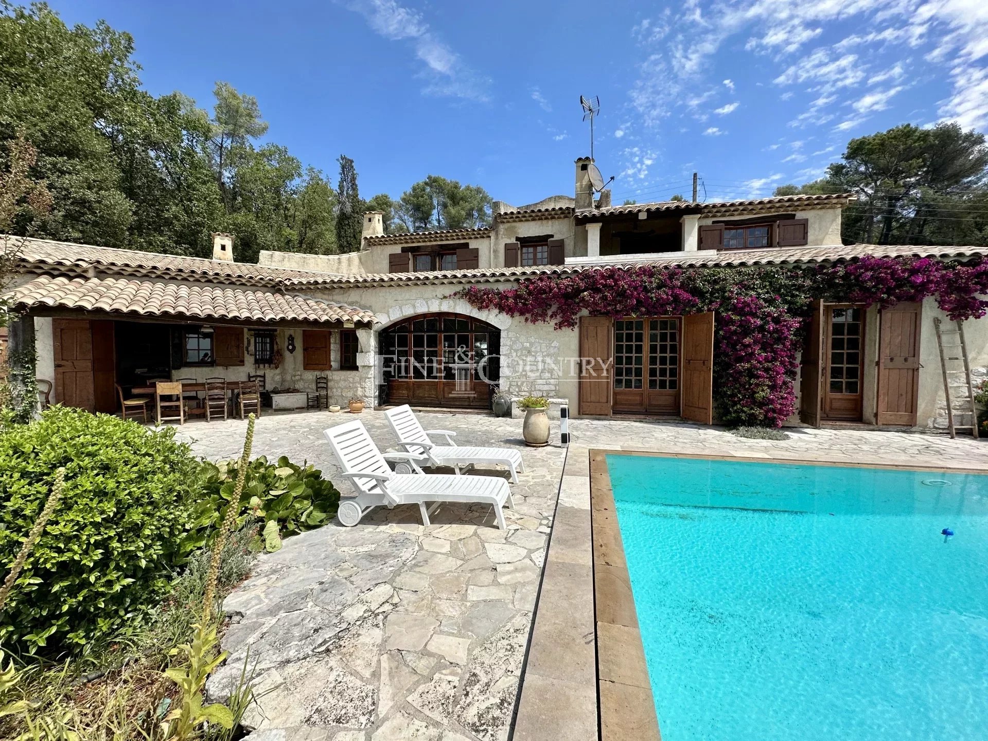 Charming Provençale Villa for Sale in St Paul de Vence with sea view