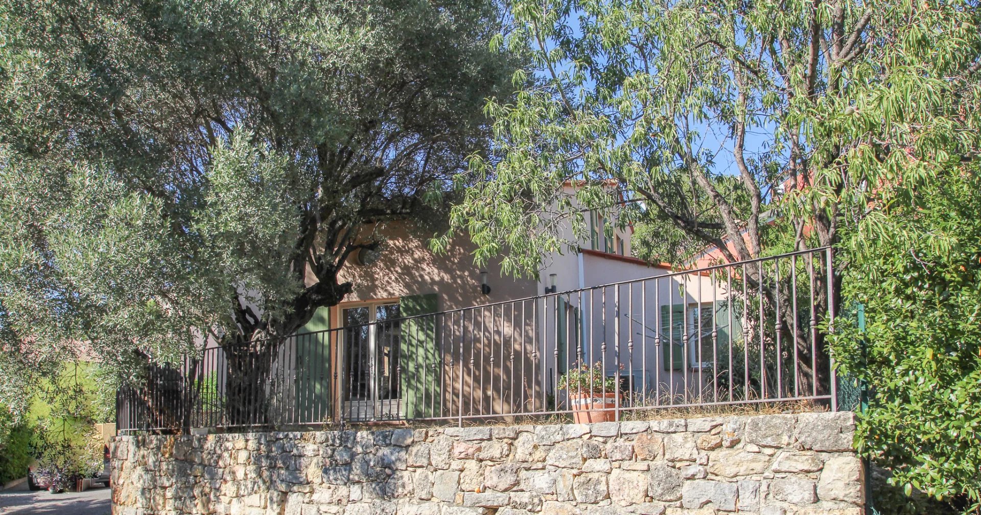 House with garden and garage  near the old center of Fayence