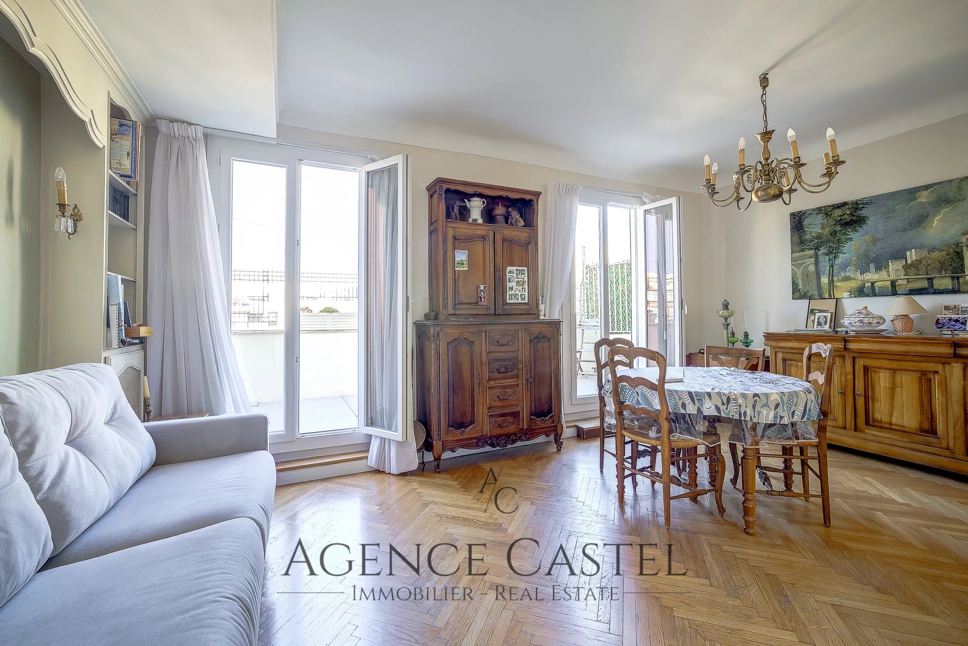 NICE CARRÉ D'OR - TWO BEDROOMS APARTMENT WITH TERRACE AND GARAGE