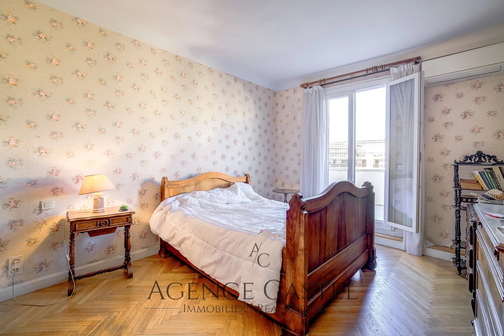 NICE CARRÉ D'OR - TWO BEDROOMS APARTMENT WITH TERRACE AND GARAGE