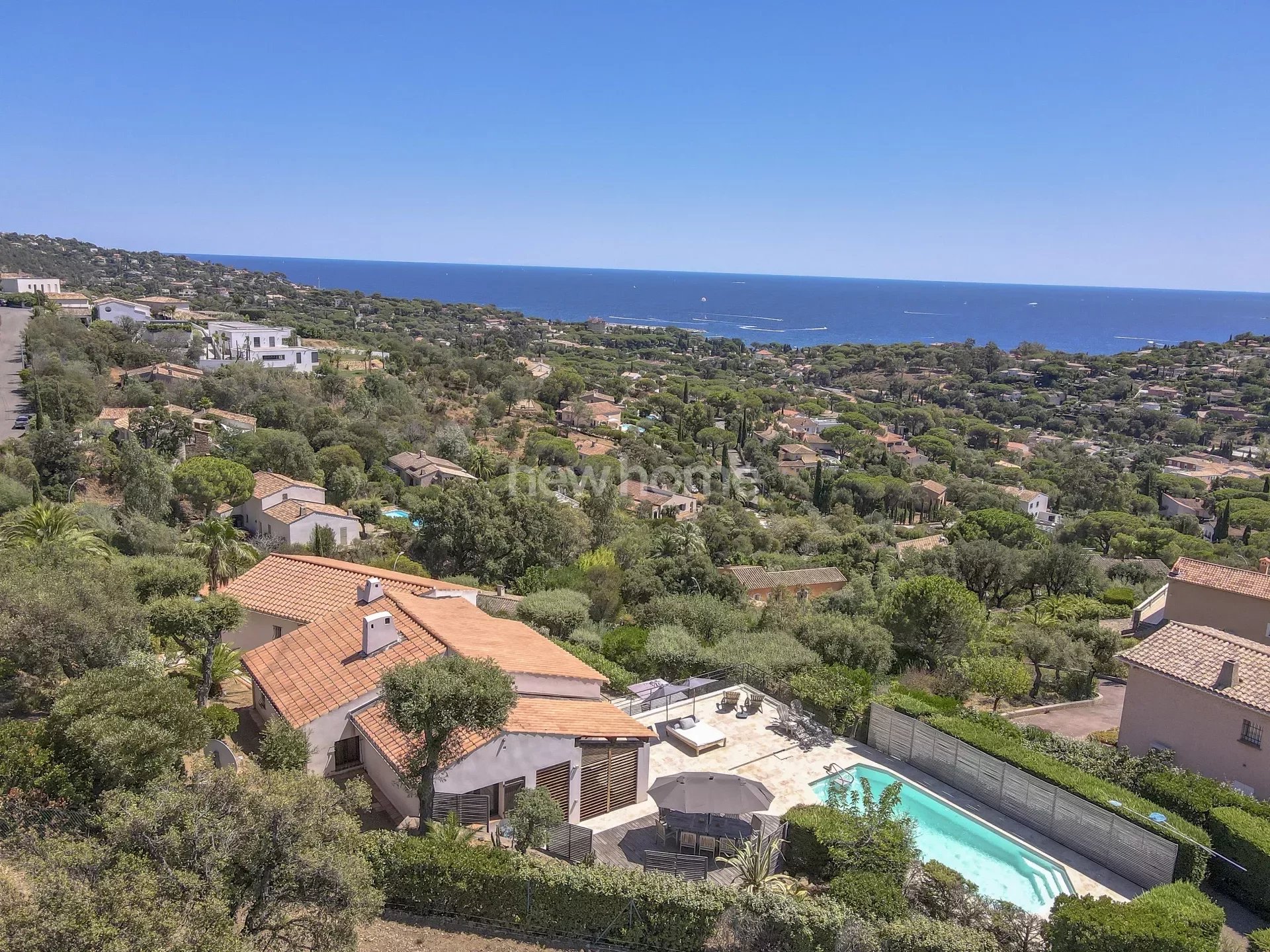 4 bedroom house with uninterrupted panoramic sea views