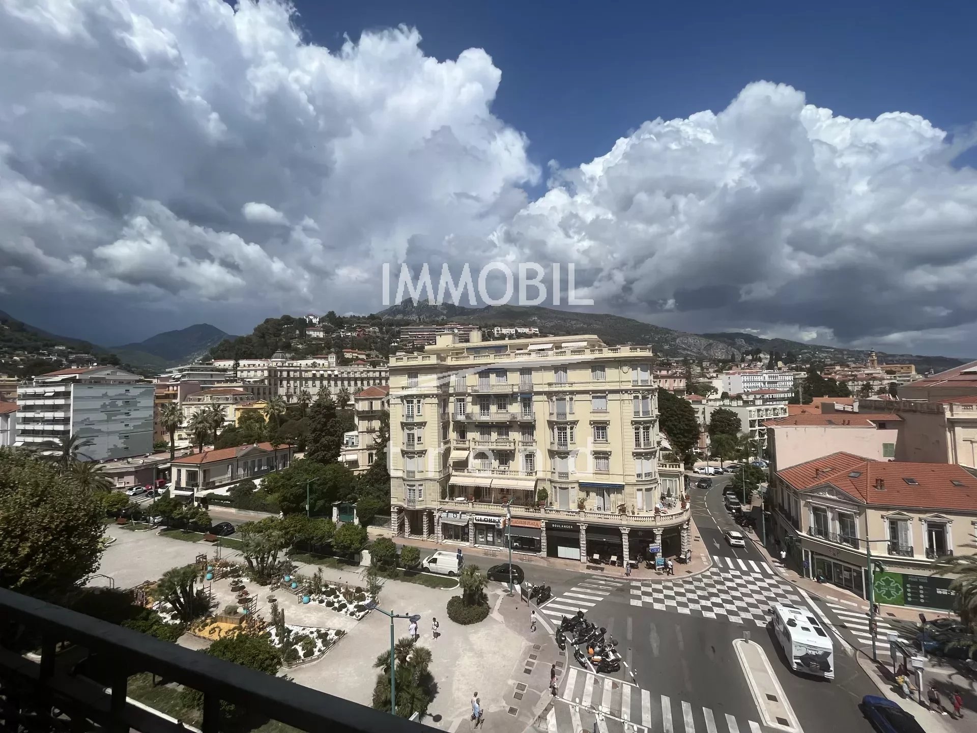 REAL ESTATE MENTON- FOR SELL, APARTMENT 3 ROOMS WITH LARGE BALCONY IN THE HEARTH OF THE TOWN AND NEAR SEA