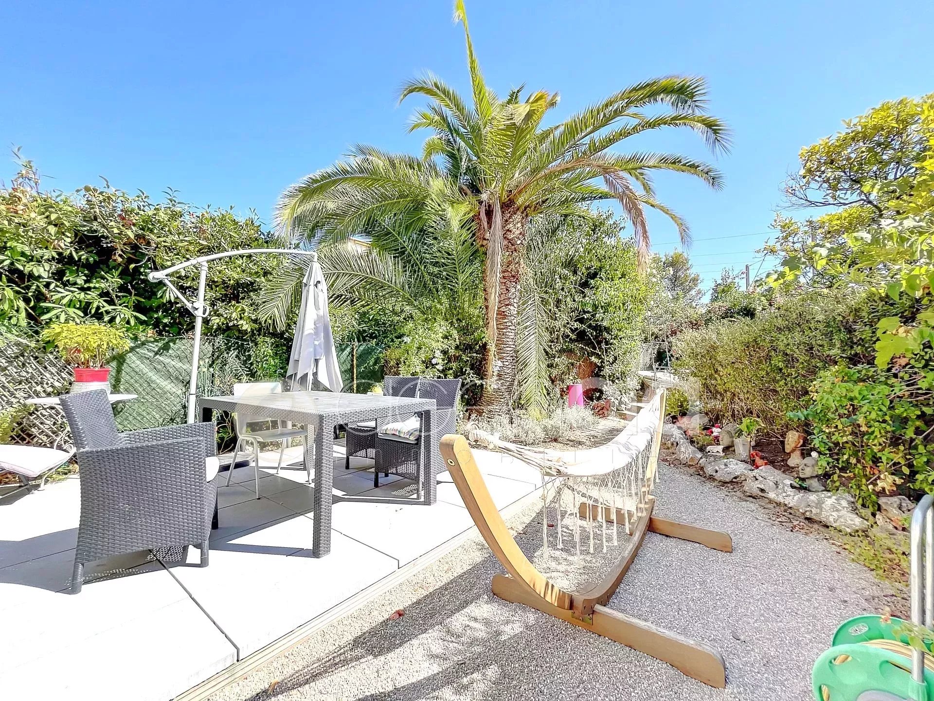2P with garden, access to the beaches of Midi.