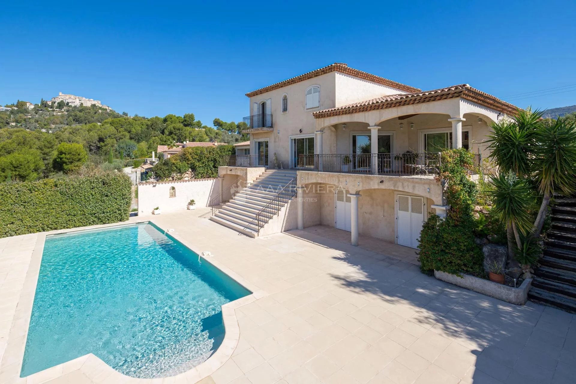 BUD AKSEPTERT -CARROS - Nyere villa med 6 soverom, svømmebasseng og panorama utsikt i Nice bakland