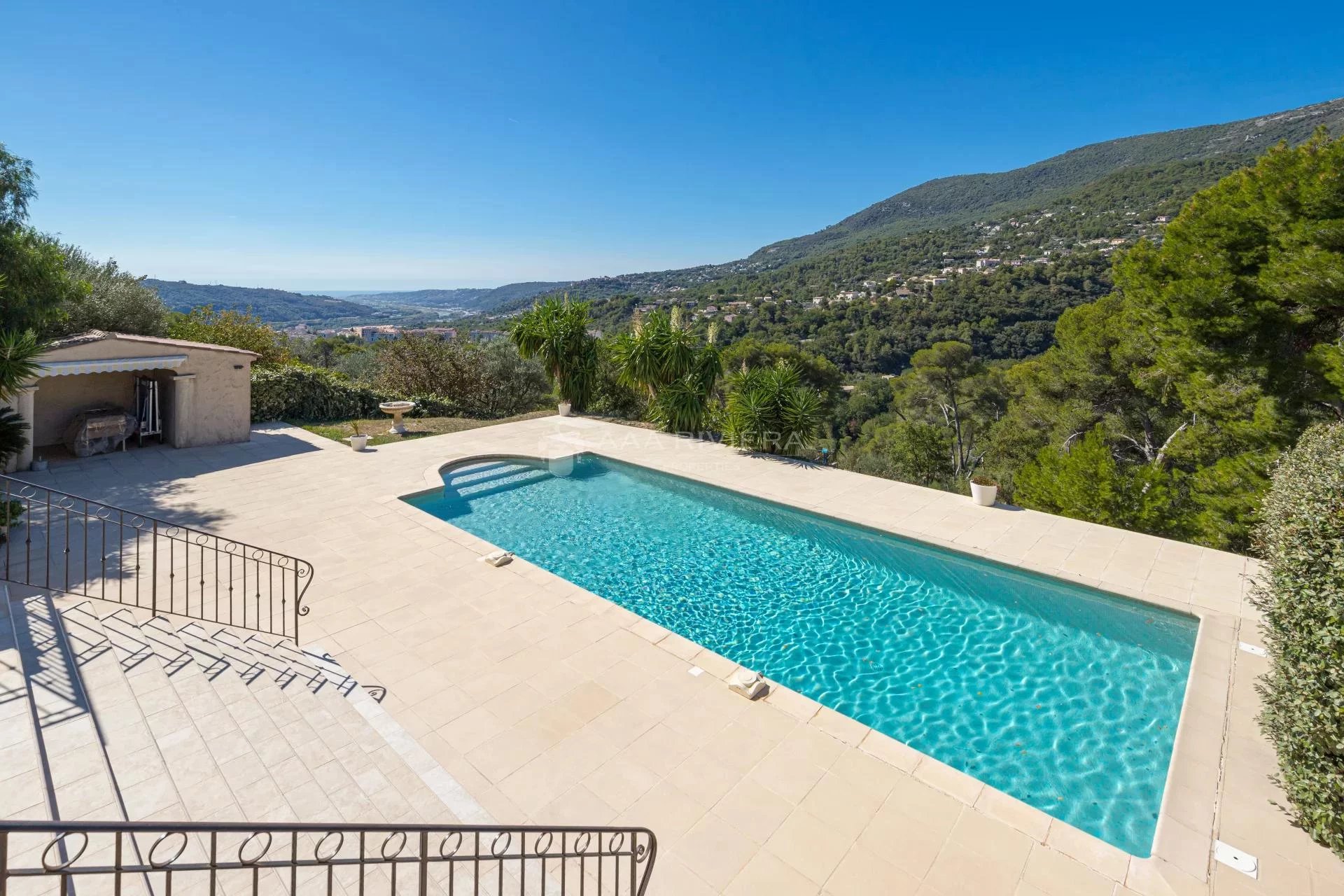 UNDER OFFER -CARROS - Nyere villa med 6 soverom, svømmebasseng og panorama utsikt i Nice bakland