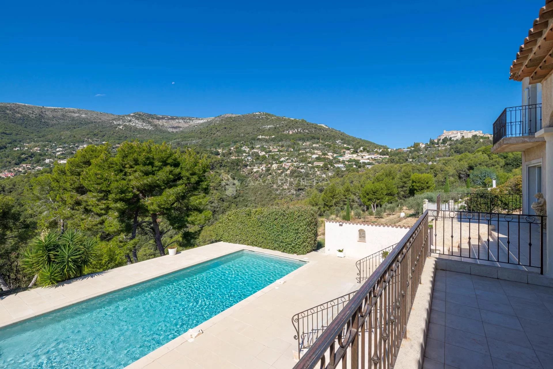 UNDER OFFER -CARROS - Nyere villa med 6 soverom, svømmebasseng og panorama utsikt i Nice bakland