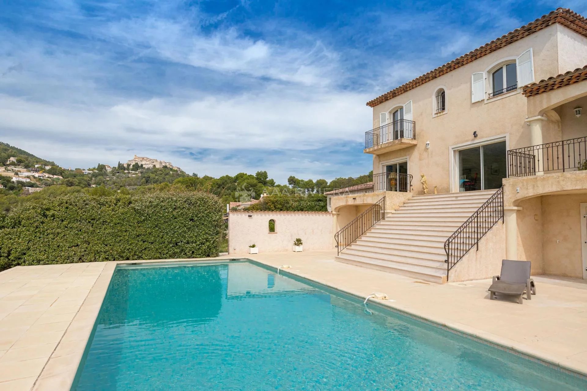 SOUS OFFRE ACCEPTEE -Carros - Villa familiale 5 chambres au calme avec vue panoramique, piscine et studio indépendant