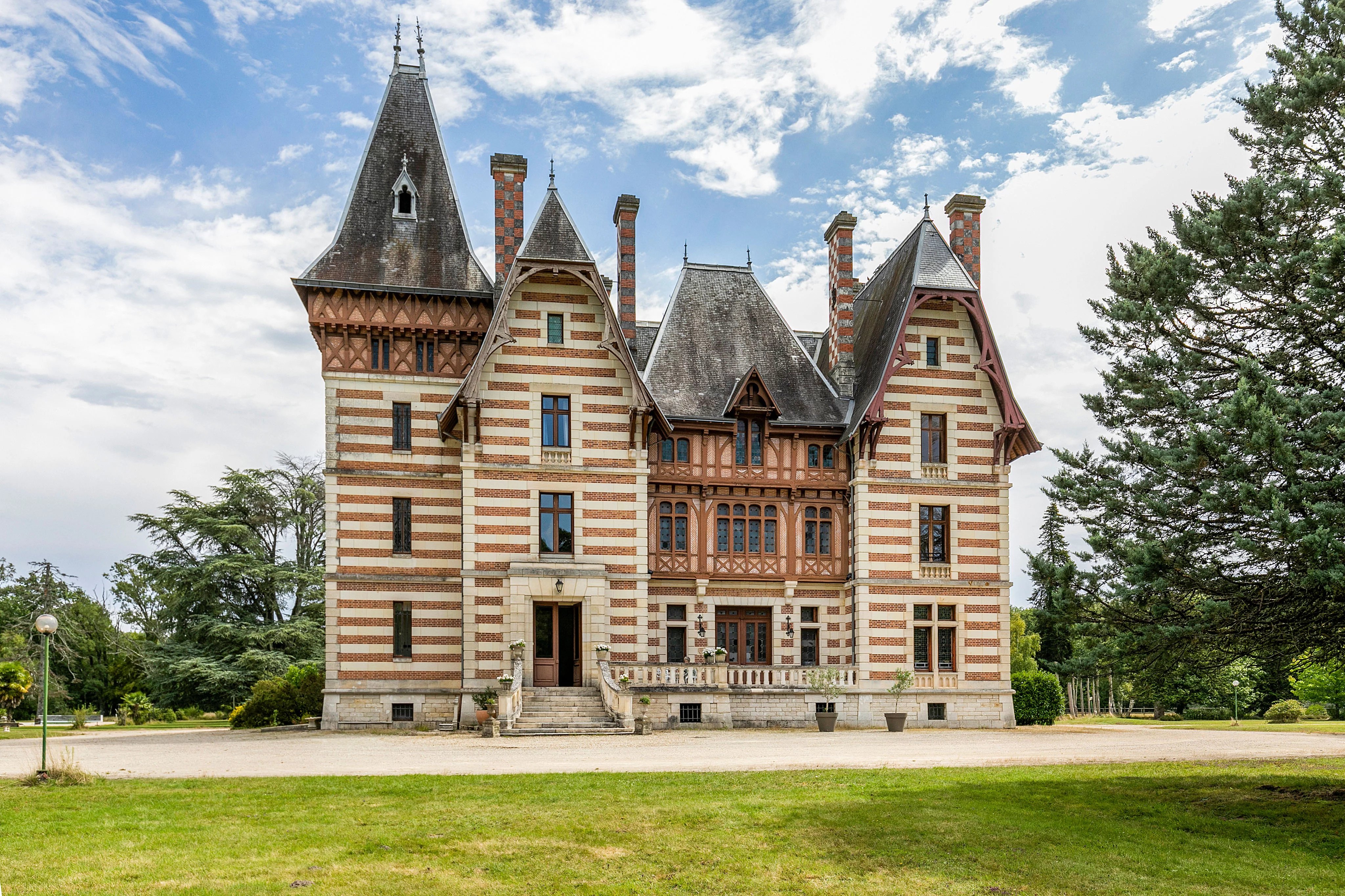 Sologne – An elegant early 20th century chateau set in 36 hectares of hunting land