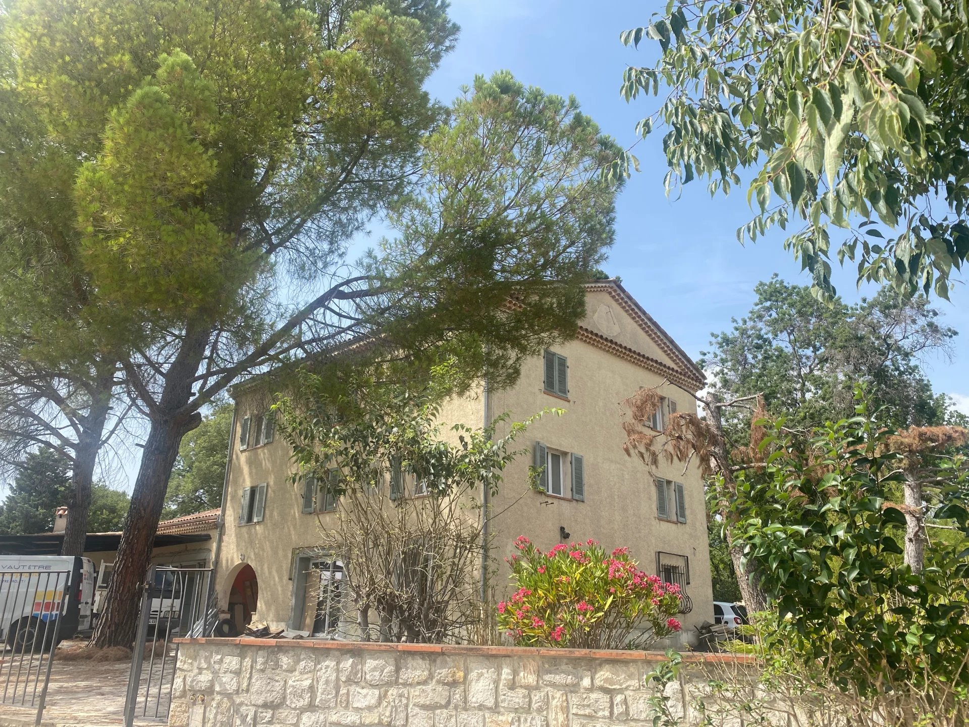 n the heights of Grasse, an exceptional 3.5-hectare estate, with a large building