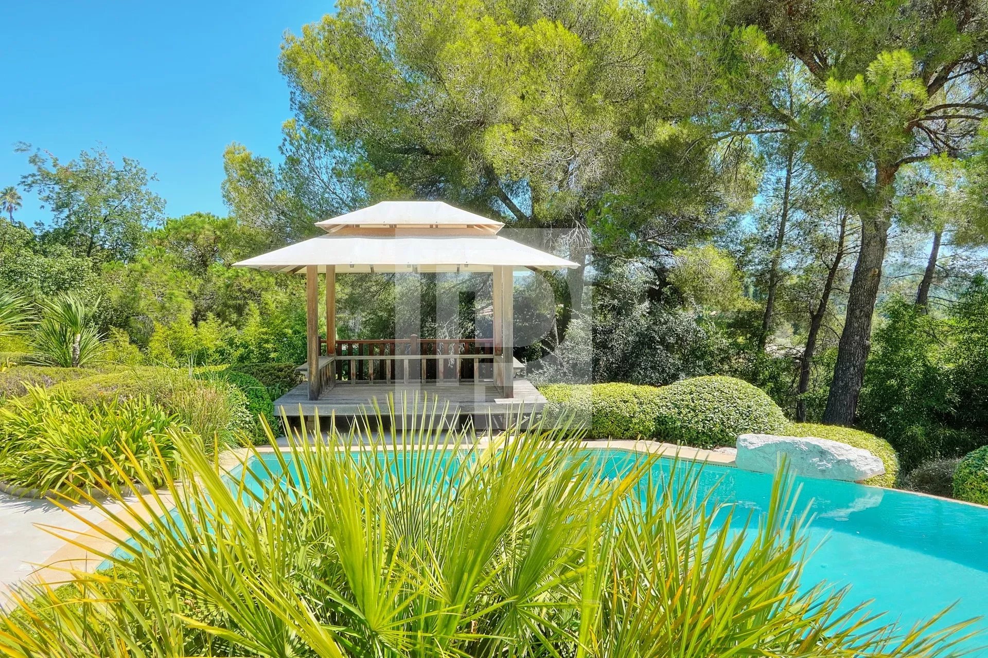 Provençal villa overlooking the village of Mougins