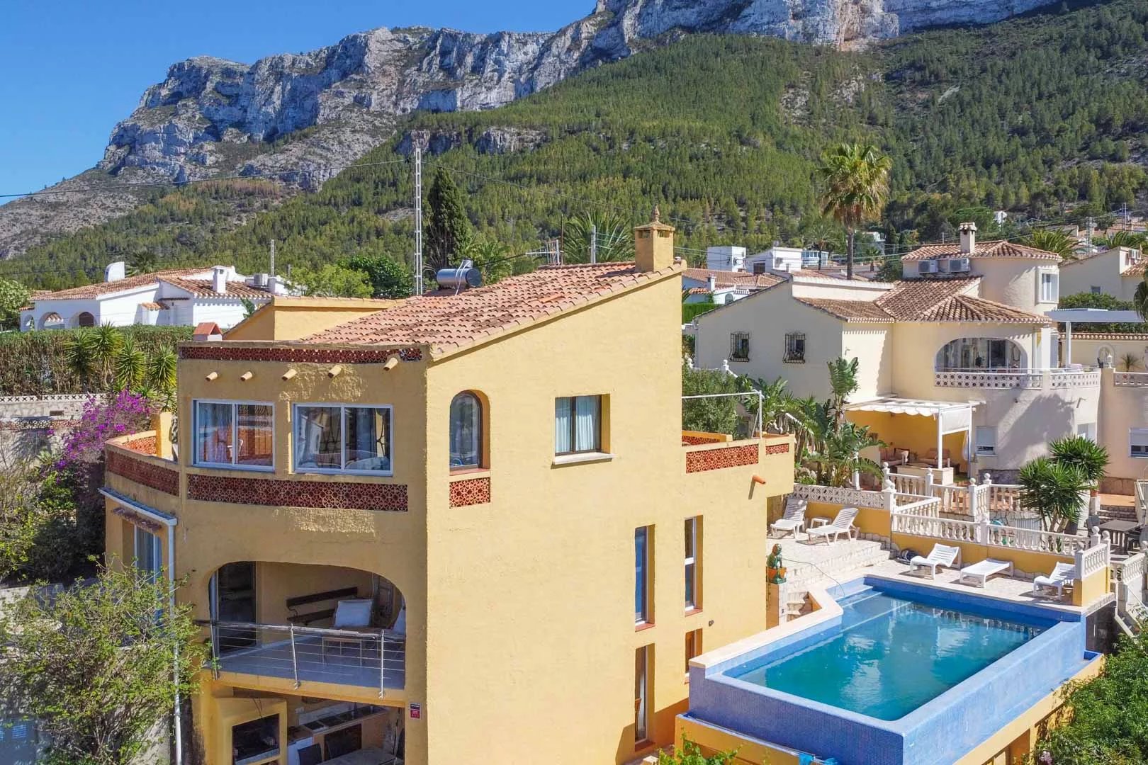 Villa met uitzicht op zee en de bergen in Dénia