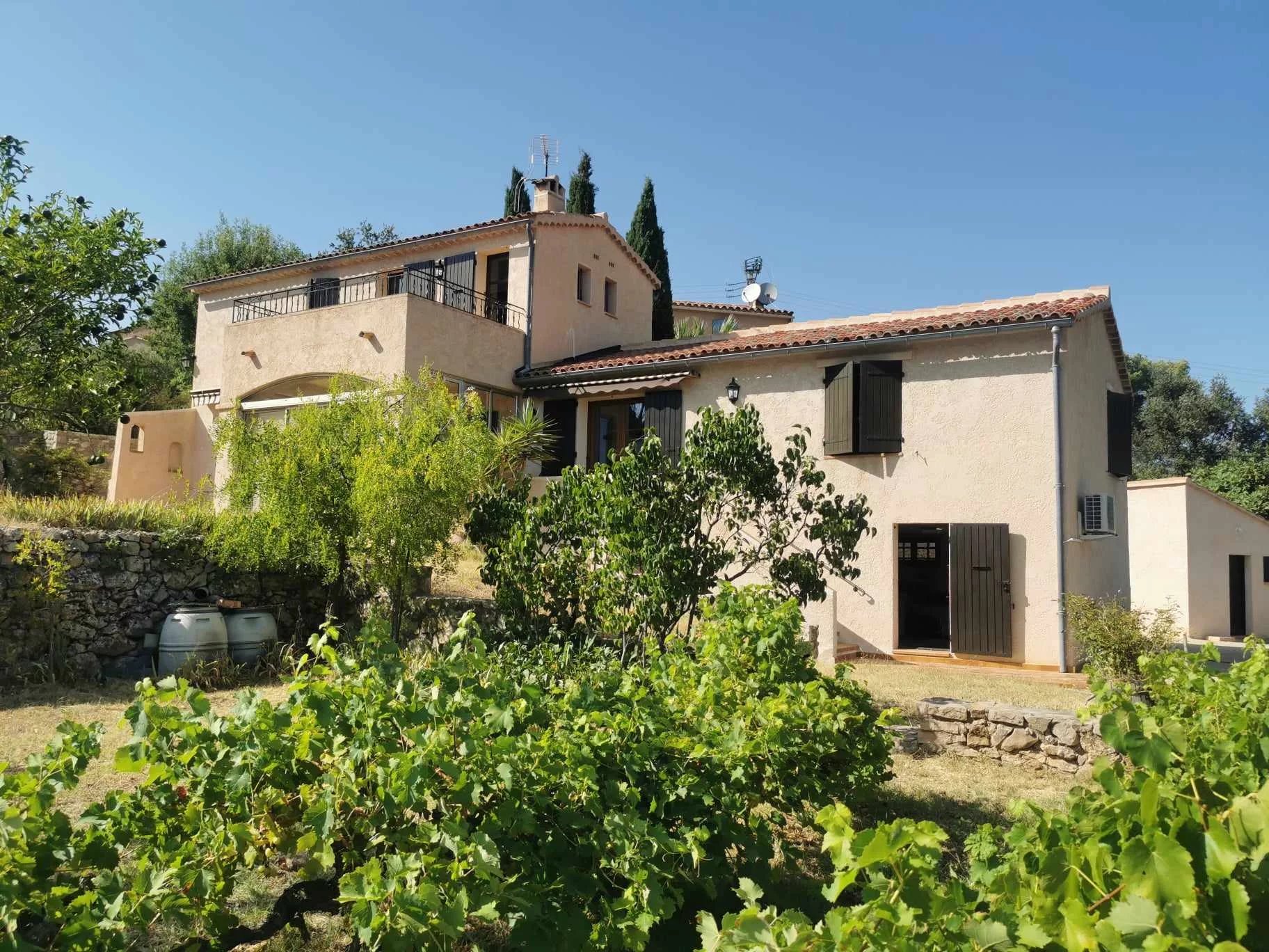 COTIGNAC villa offering 2 separate appartments