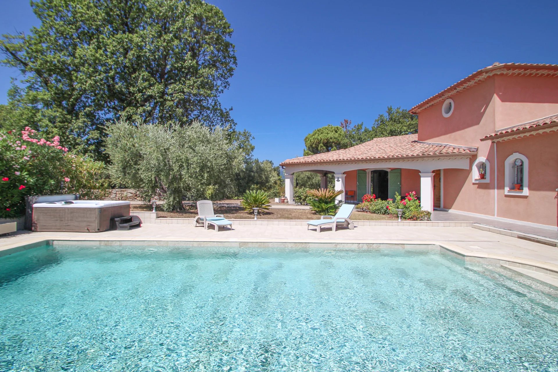 Spacious lovely and light villa in perfect condition with pool and large garage space