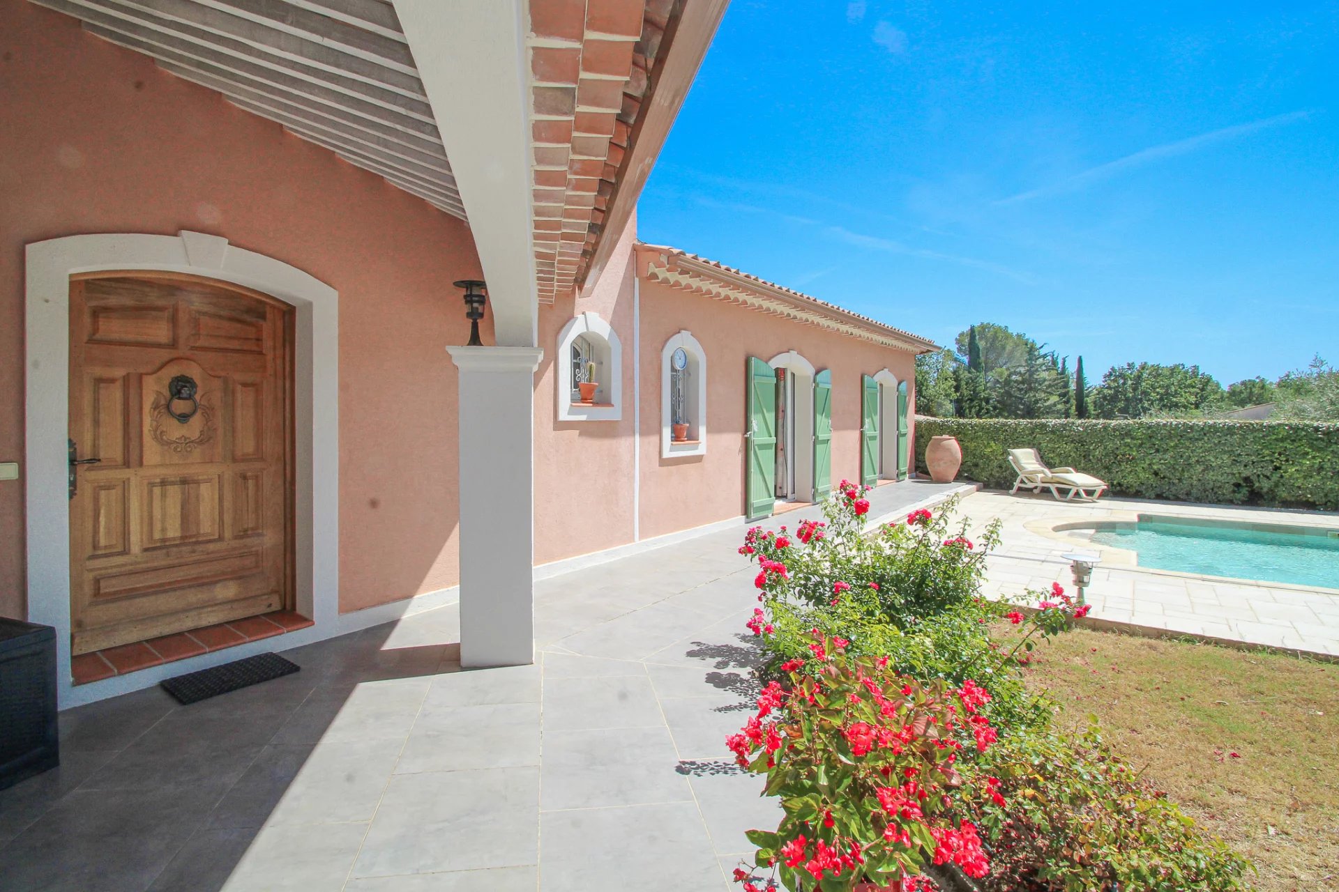 Prête à vous acqueillir: Lumineuse et spacieuse  villa traditionnelle avec Piscine et grand garage