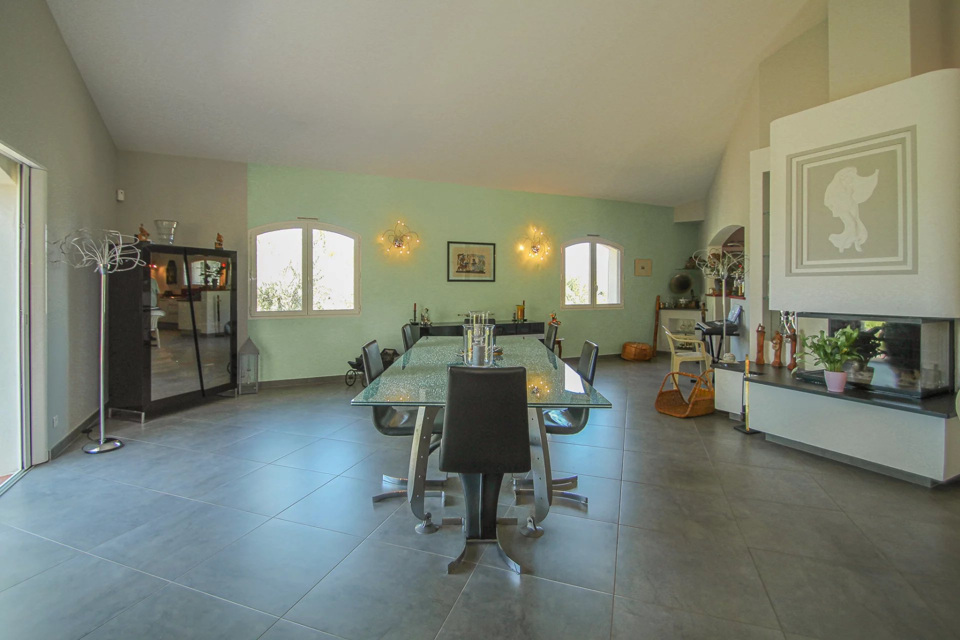 Spacious lovely and light villa in perfect condition with pool and large garage space