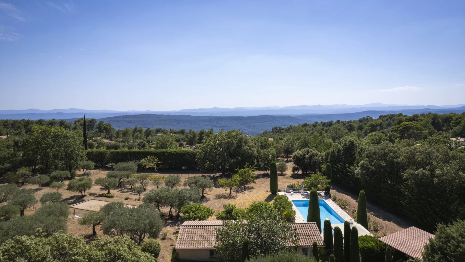 Prachtige property  midden in de Provence op loopafstand van het mooiste dorp van Frankrijk: Tourtour!