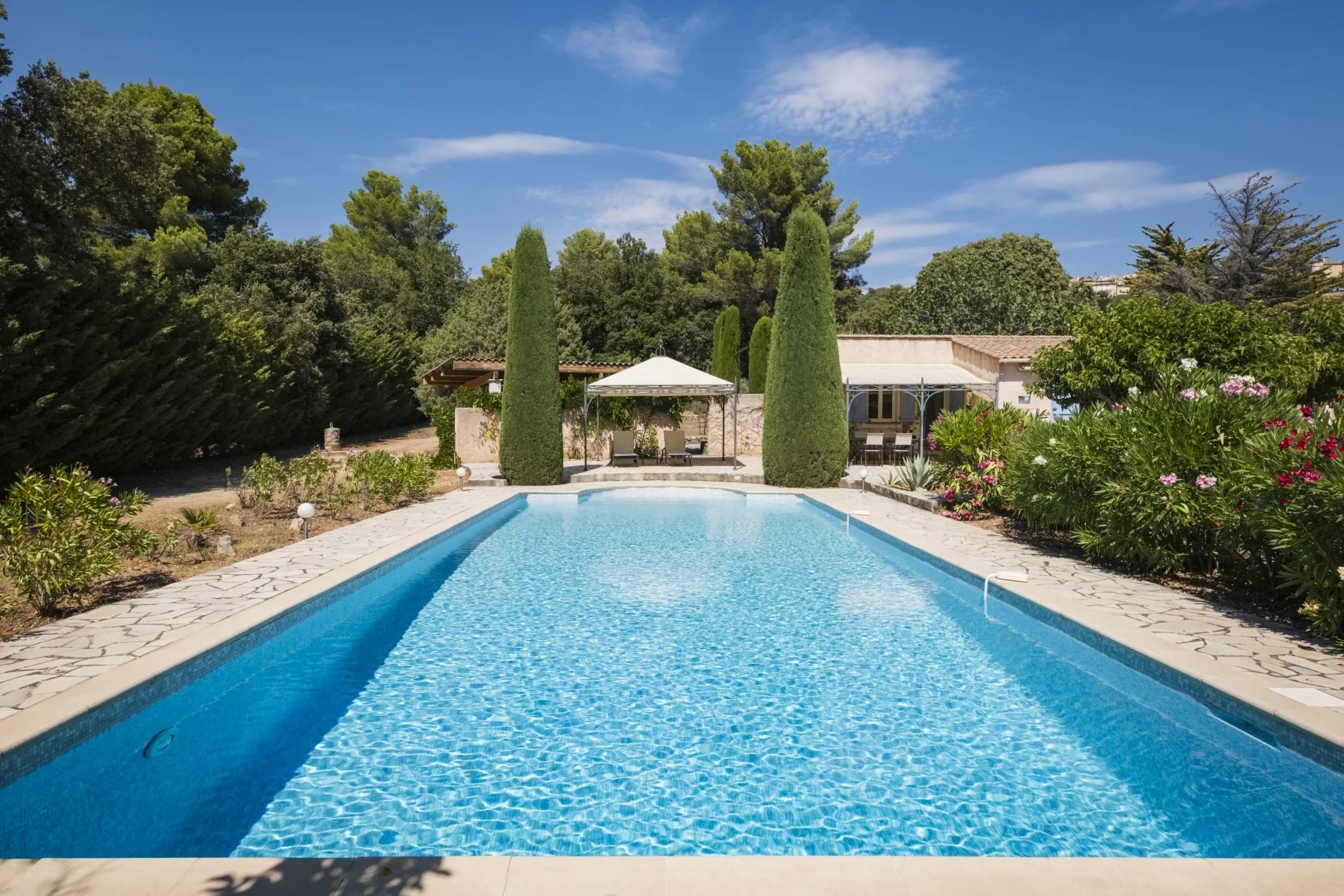 Beautiful getaway in the middle of Provence in walking distance of the most beautiful village in France: Tourtour!