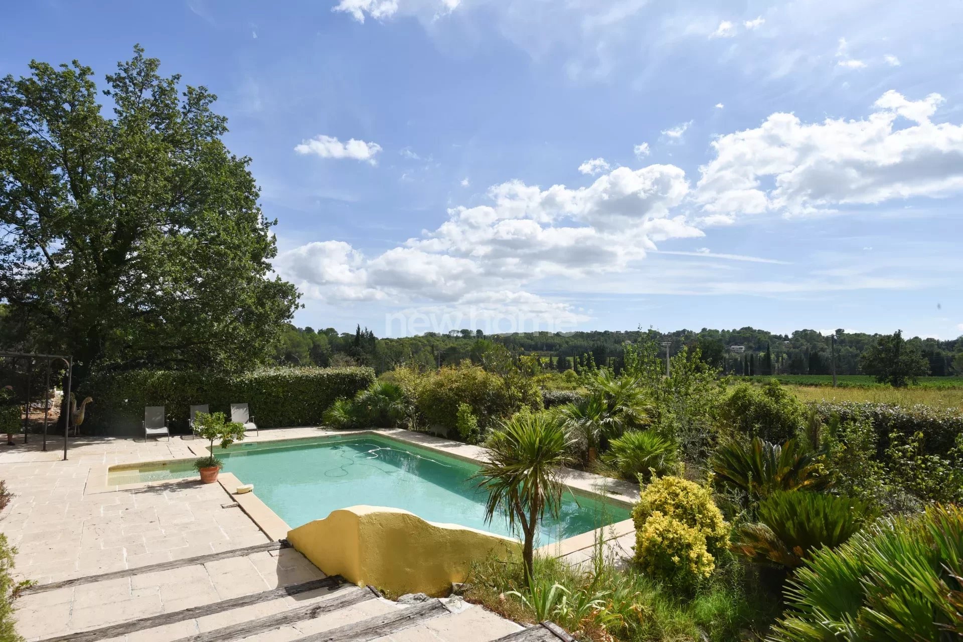 Beautiful villa with swimming pool and view near Lorgues